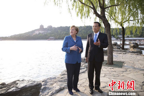 李克强与默克尔颐和园散步